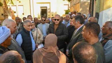 سويلم يلتقى العاملين برى أسوان