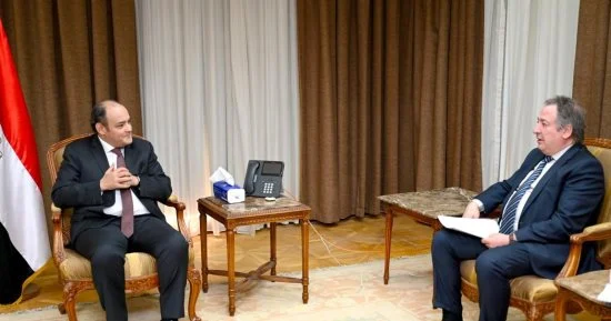 وزير الصناعة خلال مباحثاته مع شركة تركية