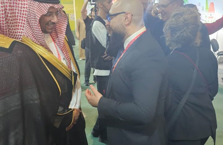 زيارة وزير الصناعة السعودي لجناح المصرية السويسرية للمكرونة والدقيق والمركزات