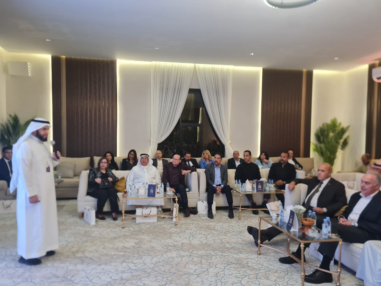 صورة من جانب الاجتماع