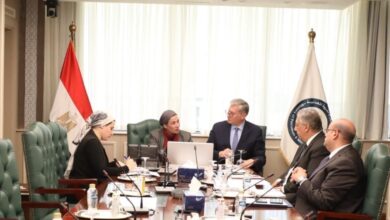 وزيرا البترول والبيئة يناقشان خارطة طريق لخفض الانبعاثات الكربونية