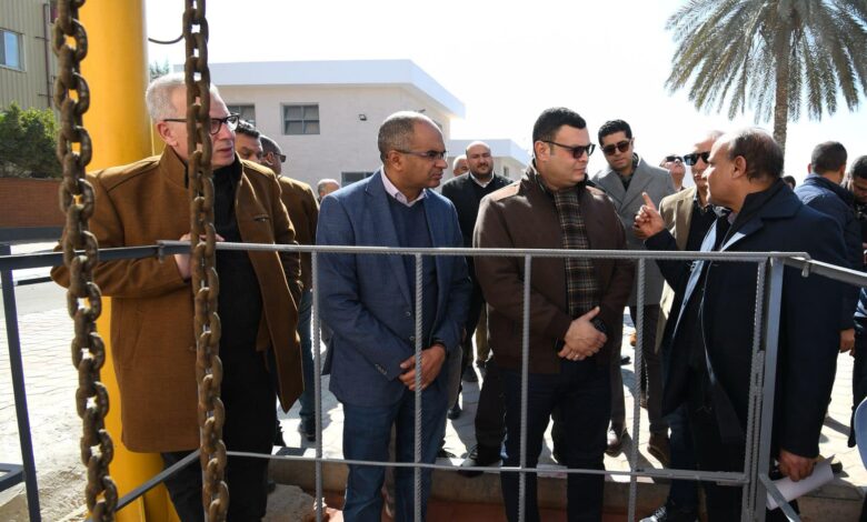 وزير الإسكان والمرافق