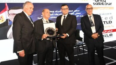 تكريم وزير الإسكان لدوره في دعم السوق العقاري المصري