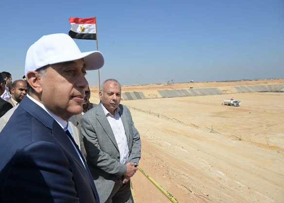 رئيس الوزراء يتفقد محطة الصرف الصحي