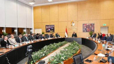 اجتماع موسع بين وزير الإسكان والشركات المنفذة