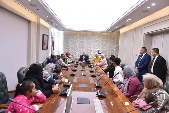 . وزارة العمل تُسلم مستحقات العمالة غير المنتظمة