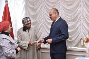  وزارة العمل تُسلم مستحقات العمالة غير المنتظمة