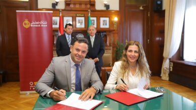 جانب من توقيع العقود