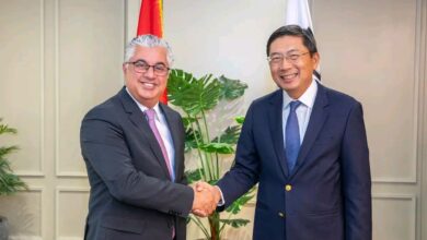 رئيس اقتصادية قناة السويس وسفير سنغافورة بالقاهرة