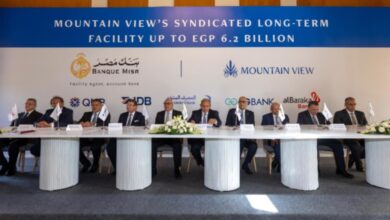 جانب من توقيع عقد التمويل