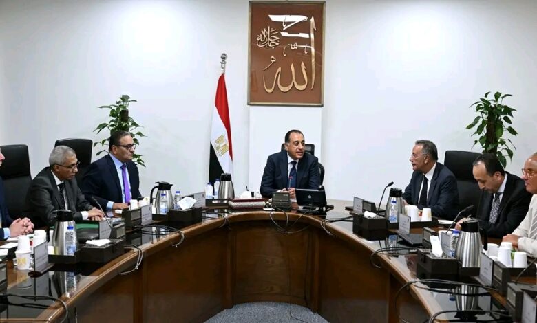 جانب من اجتماع رئيس الوزراء