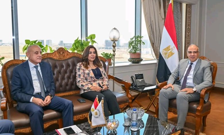 جانب من اجتماع وزير الري