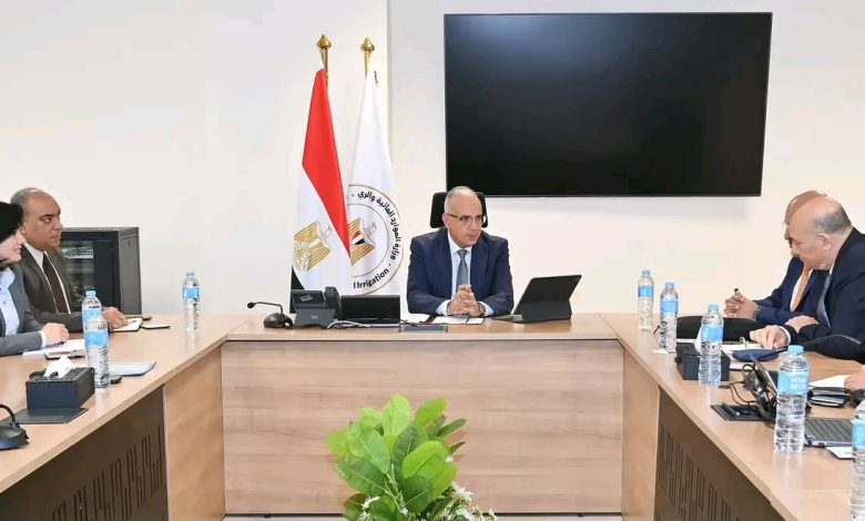 جانب من اجتماع وزير الري