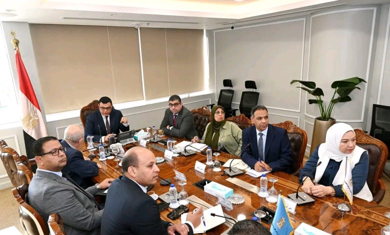 جانب من اجتماع وزير الإسكان 