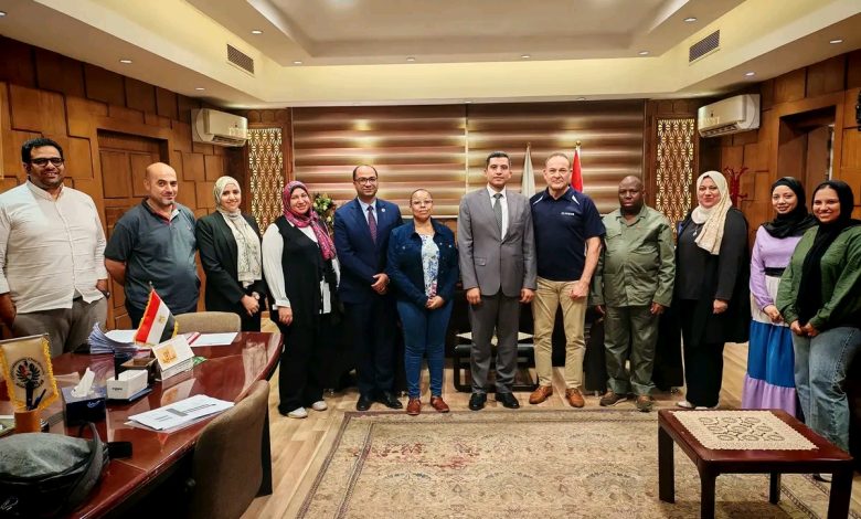 وفدًا من خبراء الحجر الزراعي بجنوب أفريقيا