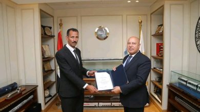 وزير النقل يكرم سائق غرب الدلتا