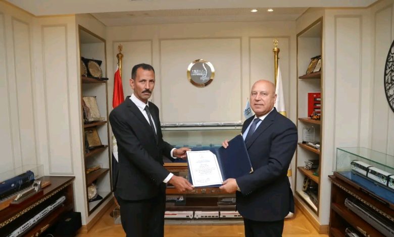 وزير النقل يكرم سائق غرب الدلتا