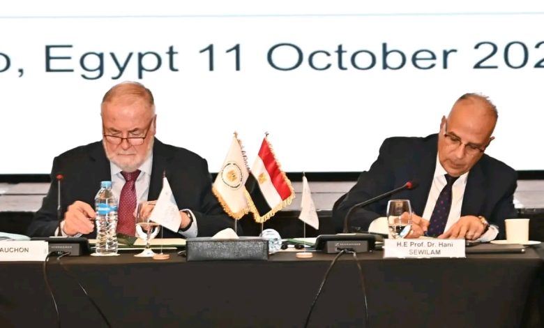 جانب من توقيع الاتفاقية