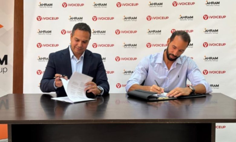 جانب من توقيع البروتوكول 