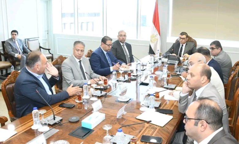 جانب من اجتماع وزير الإسكان