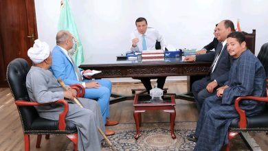 وزير الزراعة يستقبل الفلاحين بمكتبه