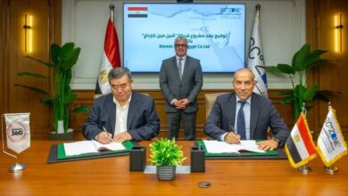 جانب من توقيع العقد 