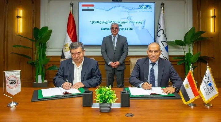 جانب من توقيع العقد 