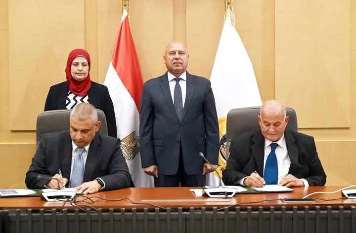 جانب من توقيع العقد 