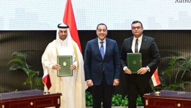 جانب من توقيع الصفقة