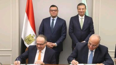 جانب من توقيع العقد 