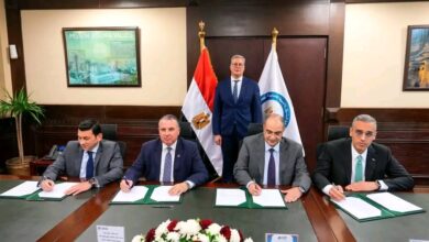 جانب من توقيع العقد 