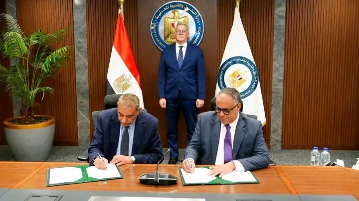 جانب من توقيع الشراكة