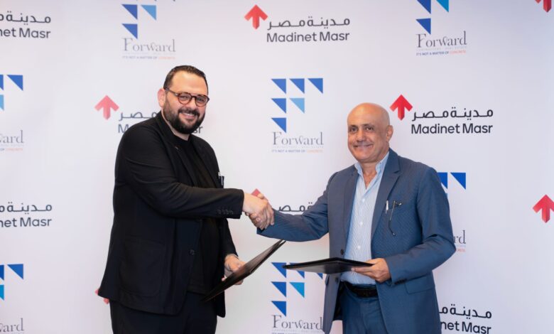 جانب من توقيع الشراكة