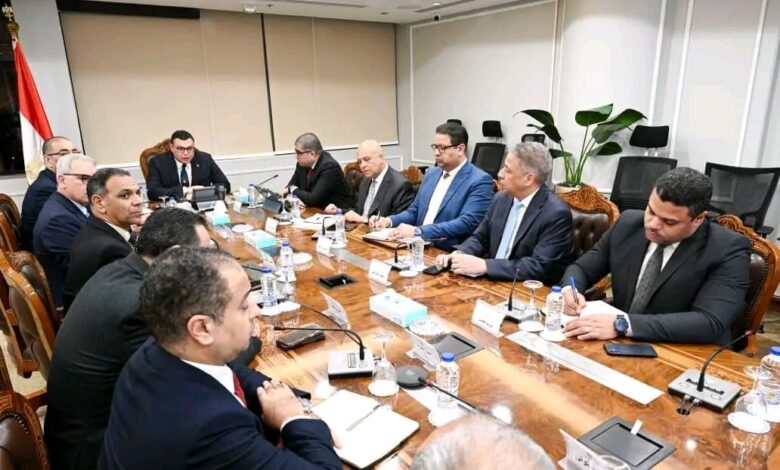 جانب من اجتماع وزير الإسكان