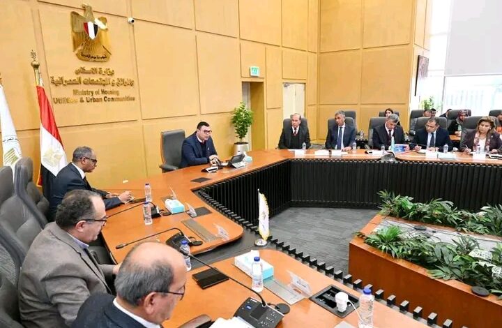 جانب من اجتماع وزير الاسكان