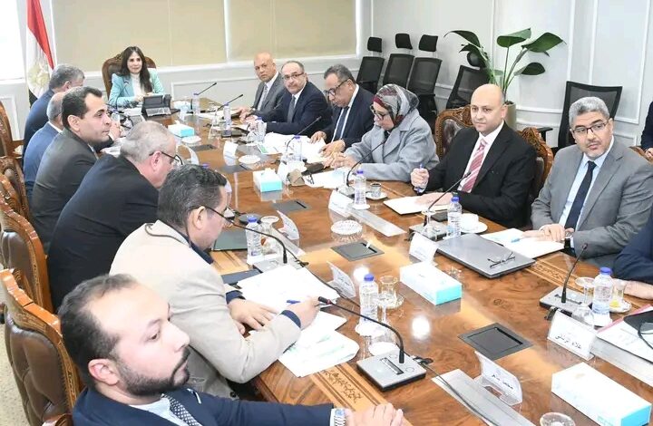 جانب من اجتماع وزيرة الاسكان