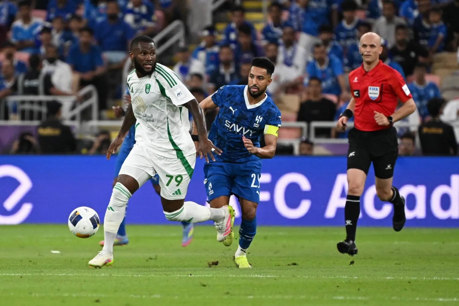 اشتعال المنافسة في الدوري السعودي.. هل ينجح الهلال في فض الشراكة مع الأهلي اليوم؟