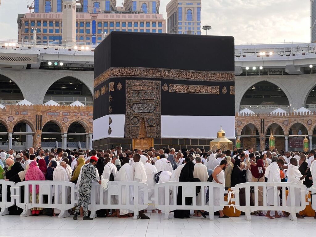 مع اقتراب موسم الحج لعام 1447هـ الموافق 2026م، تصدرت التساؤلات حول تكلفة الحج من الإمارات 2026 محركات البحث، حيث يسعى