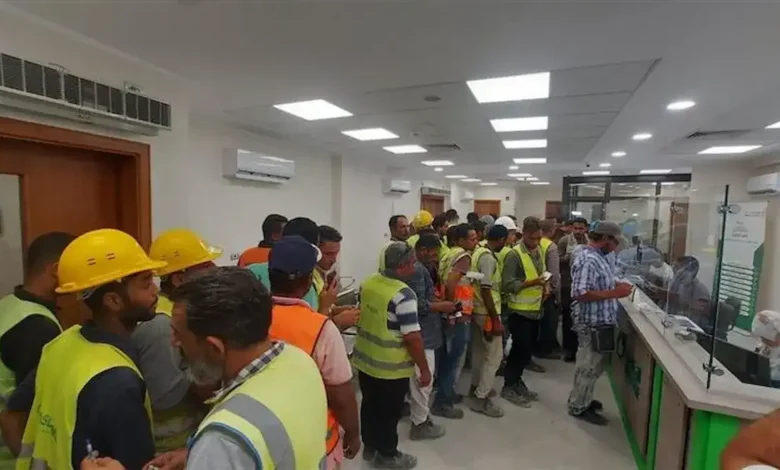 تصدرت منحة العمالة غير المنتظمة لعام 2026 محركات البحث العالمي "جوجل" ومنصات التواصل الاجتماعي، حيث يترقب الملايين من عمال اليومية والحرفيين تفاصيل الدعم النقدي الجديد الذي تقدمه الدولة المصرية.