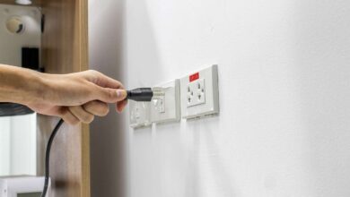 كثيراً ما يسيطر الذهول على المواطنين عند استلام فاتورة الكهرباء الشهرية، حيث يطرح الجميع سؤالاً واحداً يبحث عن إجابة: "لماذا الفاتورة مرتفعة