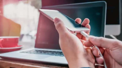 تحذير تقني.. لماذا يجب التوقف عن شحن هاتفك عبر الكمبيوتر المحمول فوراً؟