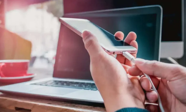 تحذير تقني.. لماذا يجب التوقف عن شحن هاتفك عبر الكمبيوتر المحمول فوراً؟