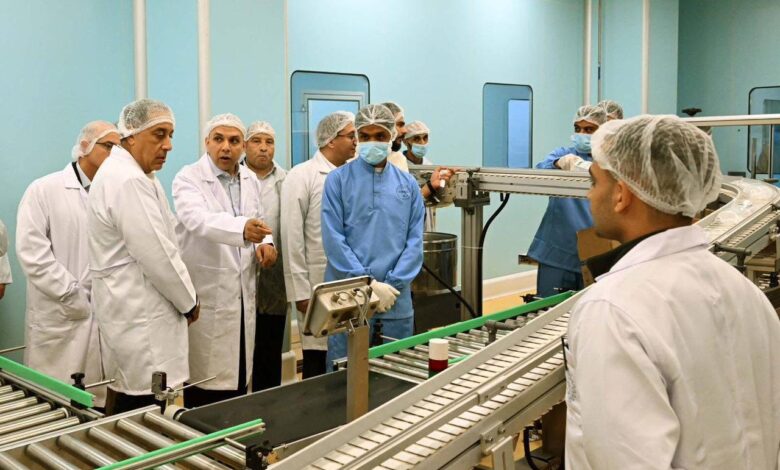 رئيس الوزراء يفتتح توسعات مصنع أدوية بالسخنة