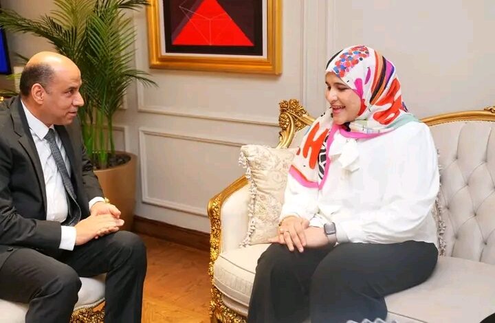 وزير العمل يستجيب لاستغاثة بطلة مصر للمكفوفين راندا حسني